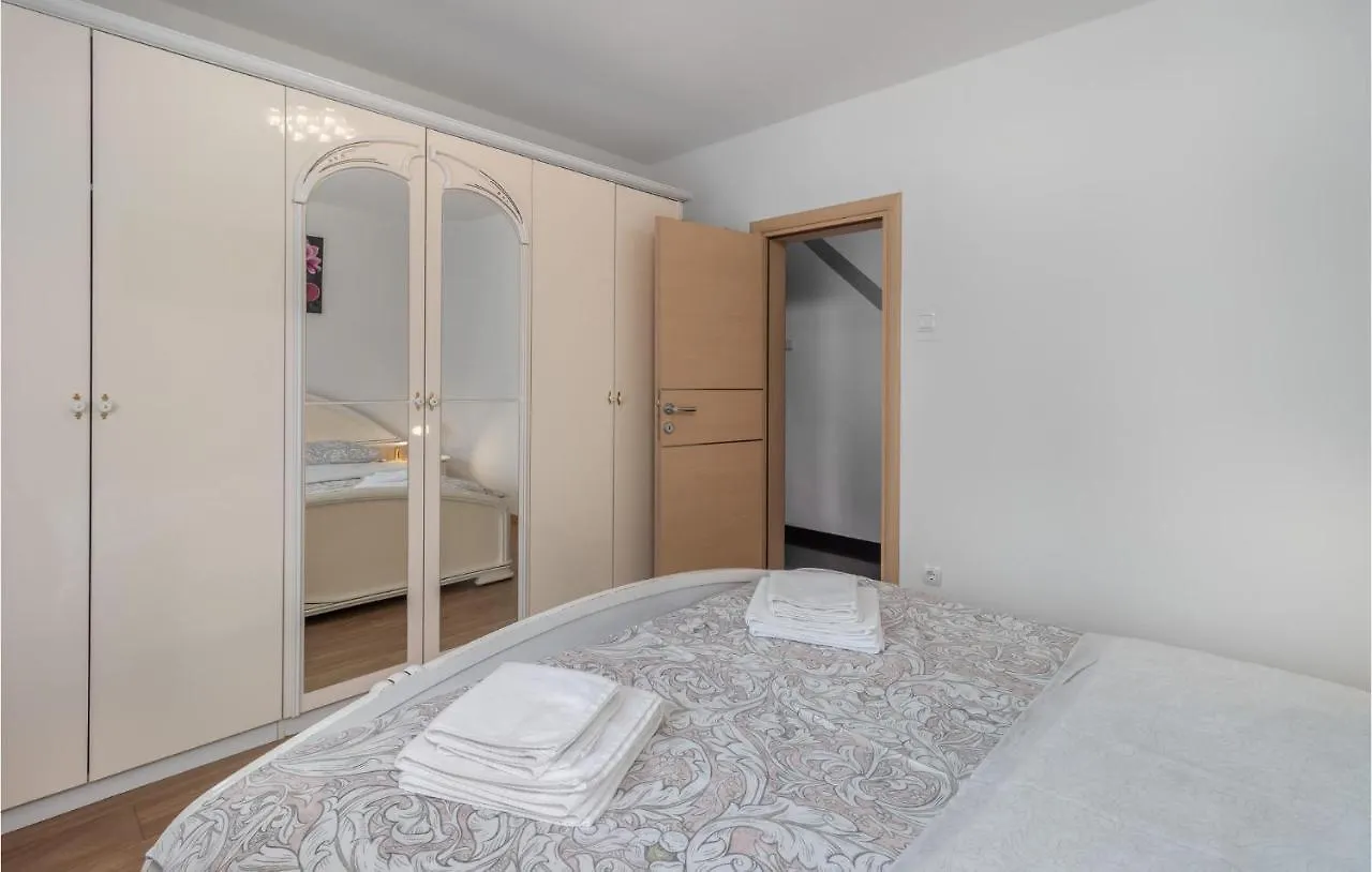 Stunning Home In Lic With House A Panoramic View 0*,